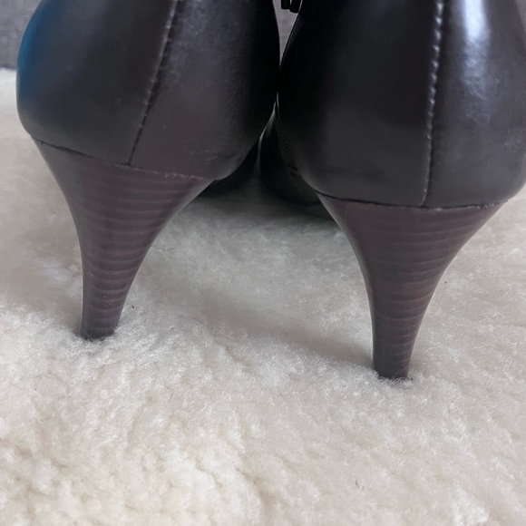 A pair of Tommy Hilfiger brown booties - Picture 6 of 7
